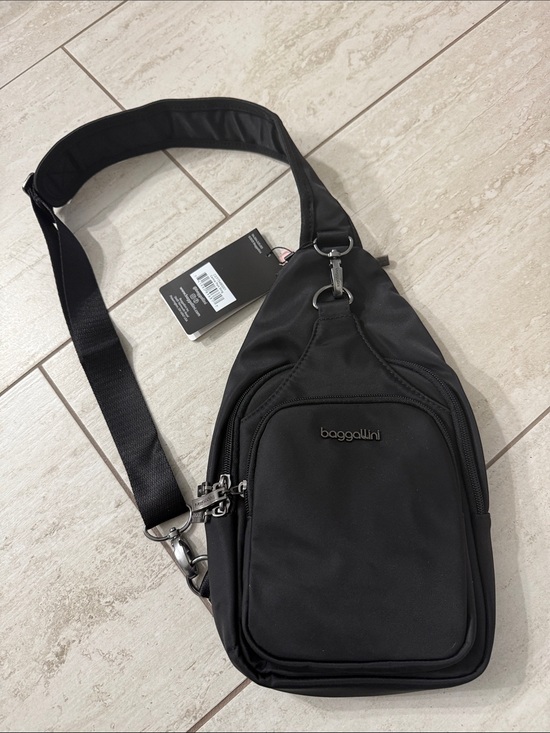 Baggallini Handbags - Baggallini unisex Sling Crossbody Belt Bag
Black ..Central Park sling .. nwt